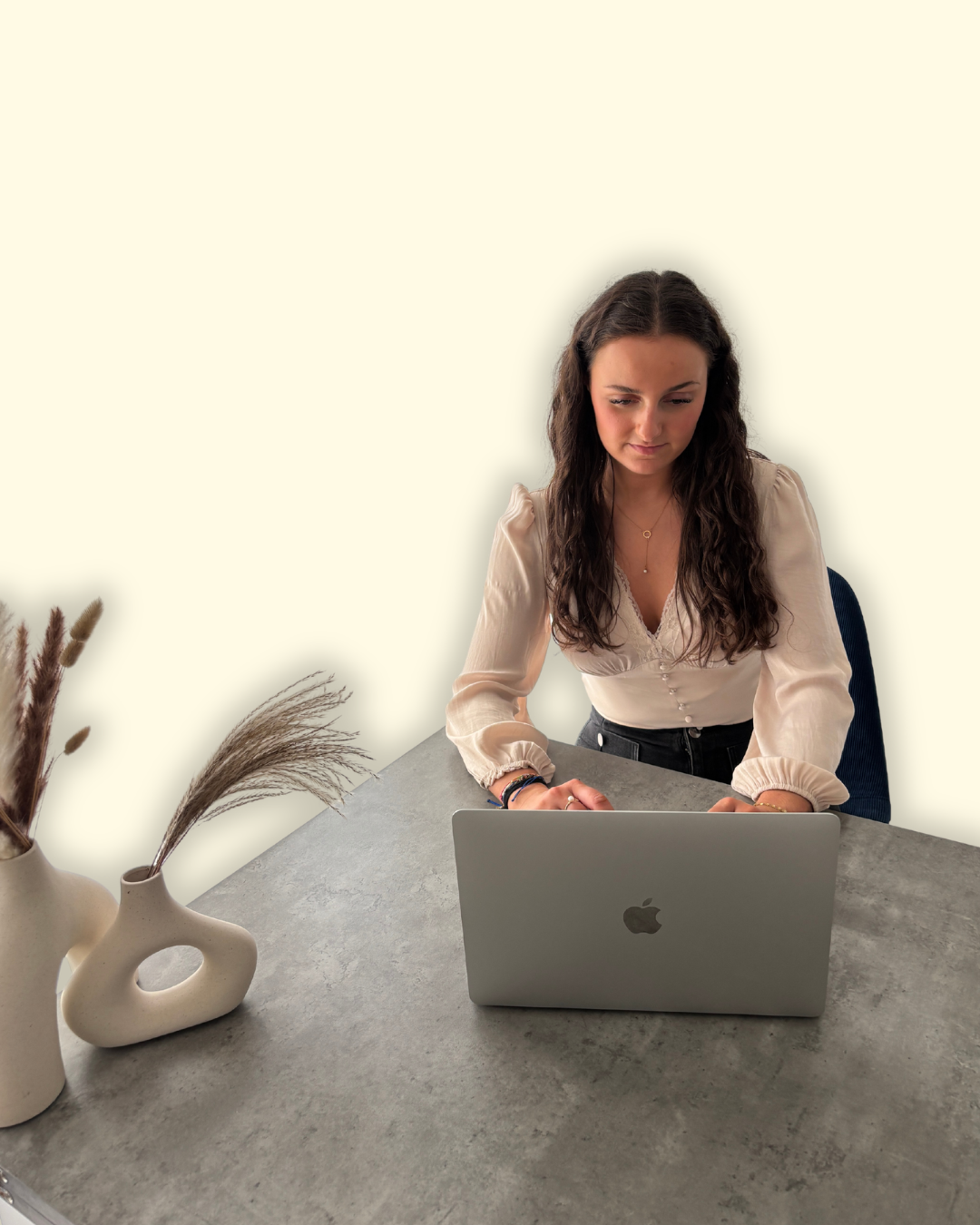 Anna, community manager, au travail